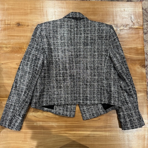 Zara Women's Elegant Black and Gray Blazer - Picture 6 of 6